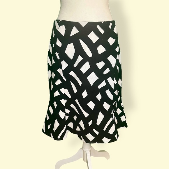 Calvin Klein Black & White Abstract Print Textured Crepe Tulip Hem Skirt Size 4 - Picture 1 of 9